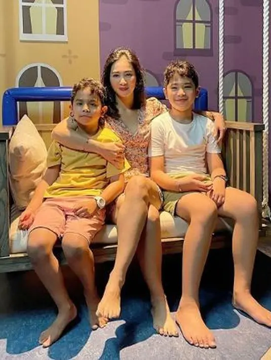 Sebagai orangtua, Bunga Zainal memang terlihat selalu lengket dengan kedua anaknya. (Instagram/bungazainal05)