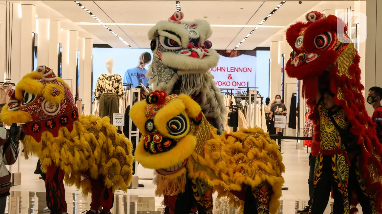 Atraksi Barongsai Semarakkan Perayaan Imlek di Pusat Perbelanjaan