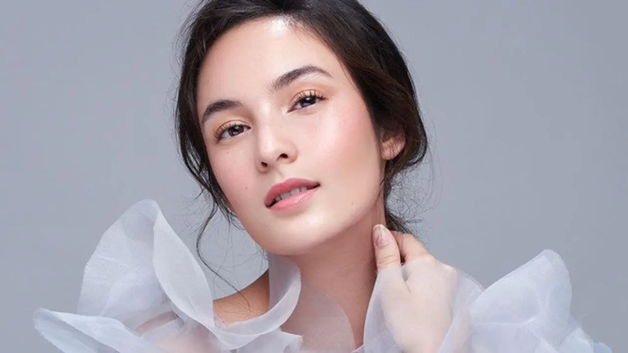 6 Gaya Pemotretan Terbaru Chelsea Islan dengan Makeup Flawless, Curi Perhatian