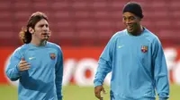 Lionel Messi dan Ronaldinho saat masih bermain bersama di Barcelona. (AFP/Lluis Gene)