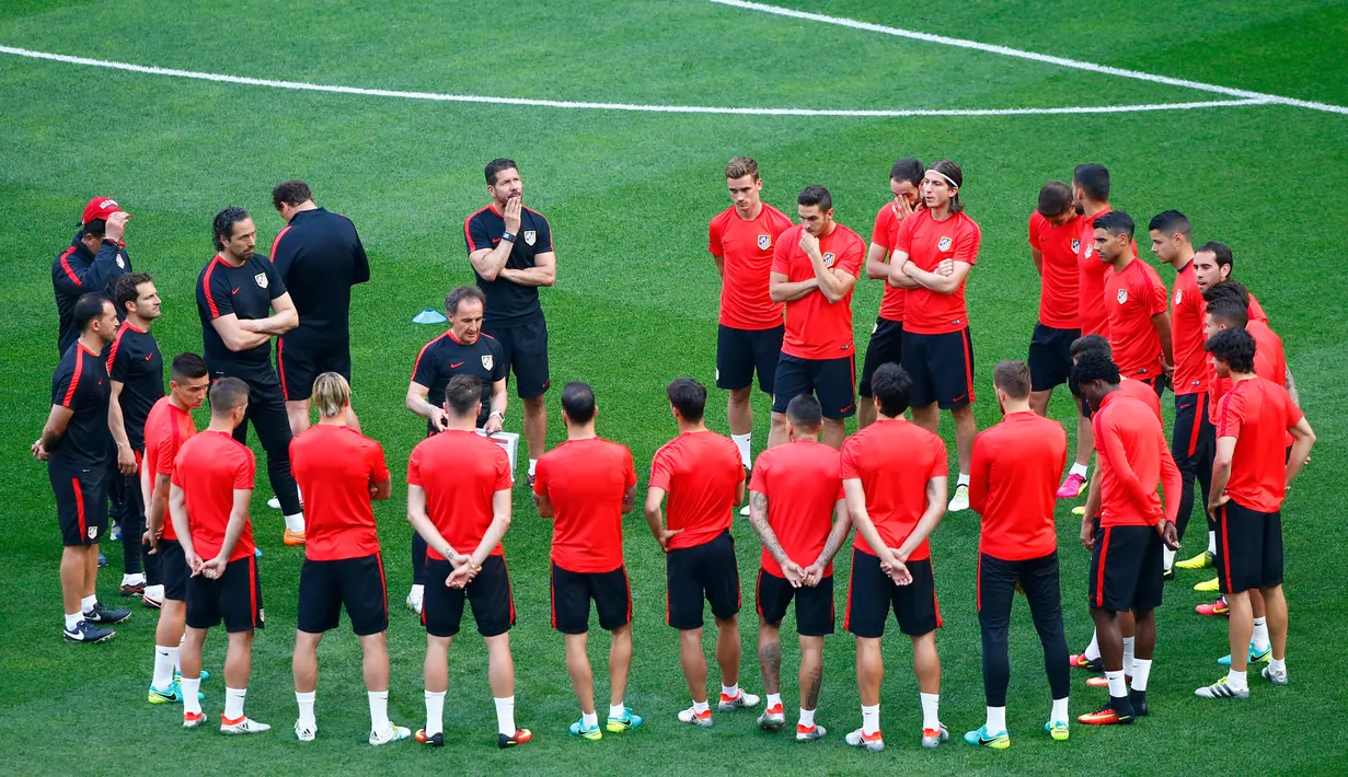 Pelatih Atletico Madrid Diego Simeone berbicara dengan pemainnya saat latihan di Stadion San Siro, Milan, Italia, (27/5). Atletico Madrid akan bertanding melawan Real Madrid dalam Final liga Champion 2016. (Reuters/Tony Gentile)