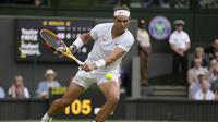 Cedera otot perut yang dialami Rafael Nadal sebenarnya telah dirasakan saat laga perempatfinal melawan wakil Amerika Serikat, Taylor Fritz, Rabu (6/7/2022). (AP/Kirsty Wigglesworth)