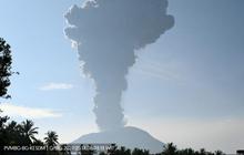 Gunung Ibu Masih Erupsi, Abu Vulkanik Terlempar 4 Km