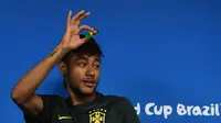 Neymar memberi salam kepada wartawan (PEDRO UGARTE / AFP)