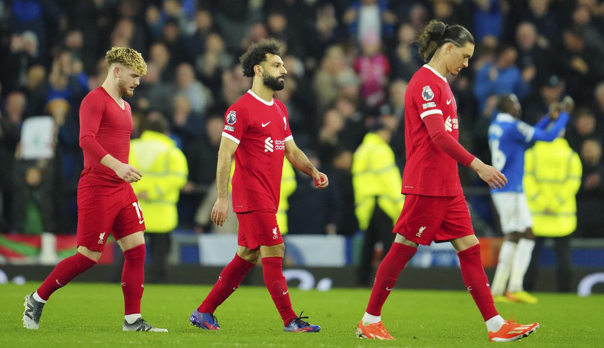 Pemain Liverpool meninggalkan lapangan dengan kecewa setelah ditaklukkan Everton pada laga Liga Inggris dalam duel tunda pekan ke-29 Premier League 2023/2024, Kamis (25/4/2024). (AP Photo/Jon Super)