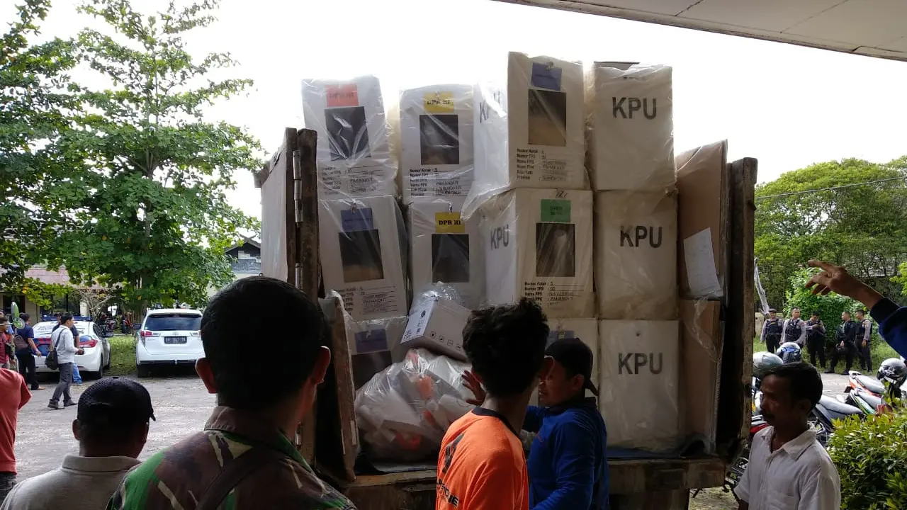 Pendistribusian logistik Pemilu Palangka Raya (Rajana K/Liputan6.com)