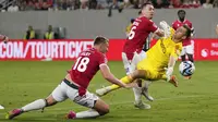 Kiper Manchester United, Radek Vitek (kanan) berusaha menjangkau bola hasil sundulan striker Wrexham, Sam Dalby pada laga uji coba pramusim 2023/2024 di San Diego, USA (25/7/2023). (AP Photo/Gregory Bull)