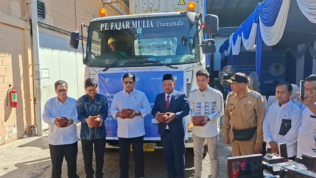Wakil Menteri Transmigrasi Viva Yoga Mauladi saat melepas ekspor 16 ton rajungan dari kawasan transmigrasi di Gresik, Jawa Timur, Senin (29/6/2026).