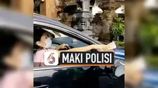 Seorang pelanggar lalu lintas di Denpasar, Bali tertangkap kamera mengucapkan kata kasar kepada petugas polisi saat ditilang. Video yang direkam pada Senin (15/2) lalu sontak viral di media sosial.