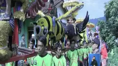 . Pengantin sunat di Banyumas diarak dengan iringan kesenian buroq asal Cirebon, Jawa Barat.