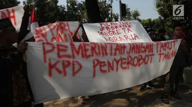Sejumlah warga Pulau Pari, Kepulauan Seribu menggelar aksi di depan Balai Kota DKI Jakarta , Senin (30/4). Mereka menuntut penyelesaian sengketa yang mengancam hak kelola dan hak atas tempat tinggal mereka di pulau tersebut. (Liputan6.com/Arya Manggala)