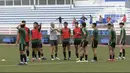 Para pemain Timnas Indonesia U-22 mendengarkan instruksi saat latihan di Stadion Rizal Memorial, Manila, Senin (25/11/2019). Latihan ini persiapan jelang laga SEA Games 2019 melawan Thailand. (Bola.com/M Iqbal Ichsan)