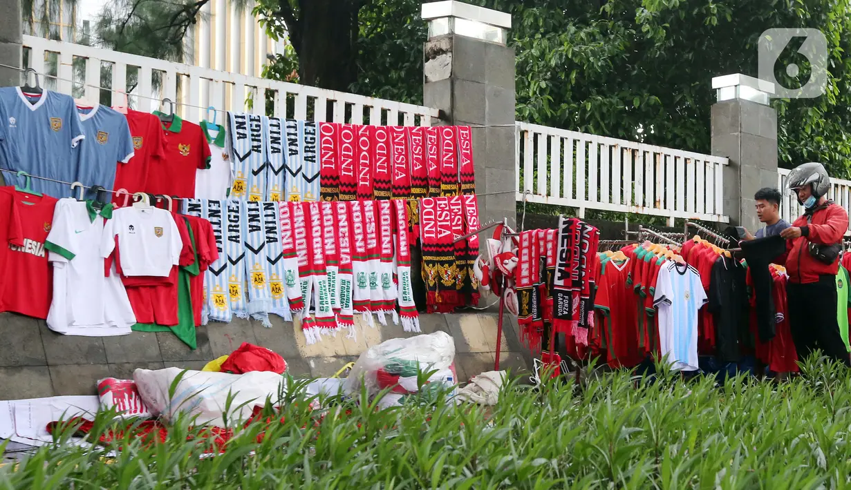 <p>Pedagang menjual dagangan mereka mulai dari Rp 35.000 hingga Rp 200.000. (Bola.com/Muhammad Iqbal Ichsan)</p>