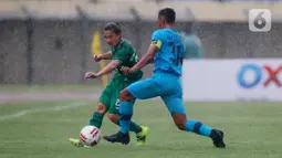 Pemain PSS Sleman, Kim Jeffrey Kurniawan (kiri) berusaha melewati pemain Persela Lamongan, Eky Taufik, pada laga Piala Menpora 2021 di Stadion Si Jalak Harupat, Bandung, Minggu (28/3/2021). PSS Sleman bermain imbang atas Persela Lamongan 0-0. (Bola.com/M Iqbal Ichsan)