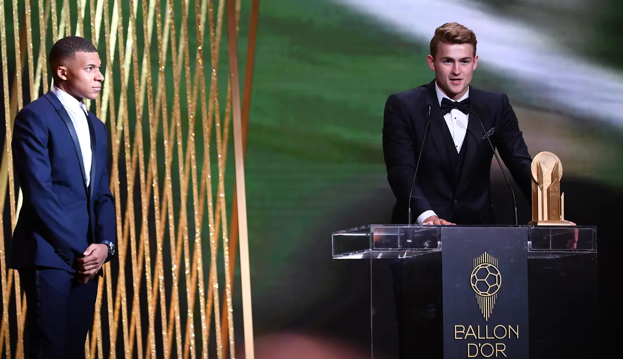 Pemain Juventus Matthijs de Ligt (kanan) memberi sambutan didampingi Kylian Mbappe (kiri) setelah meraih piala Kopa Trophy pada malam penghargaan Ballon d'Or 2019 di Chatelet Theatre, Paris, Prancis, Senin (2/12/2019). De Ligt dinobatkan sebagai pemain muda U21 terbaik di dunia. (FRANCK FIFE/AFP)