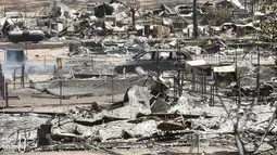 Suasana pemukiman warga di perkampungan Erskine di sepanjang South Lake, California, AS (24/6). Musibah yang disebabkan oleh kebakaran hutan ini telah menghanguskan sebuah perkampungan warga di California. (REUTERS/Noah Berger)