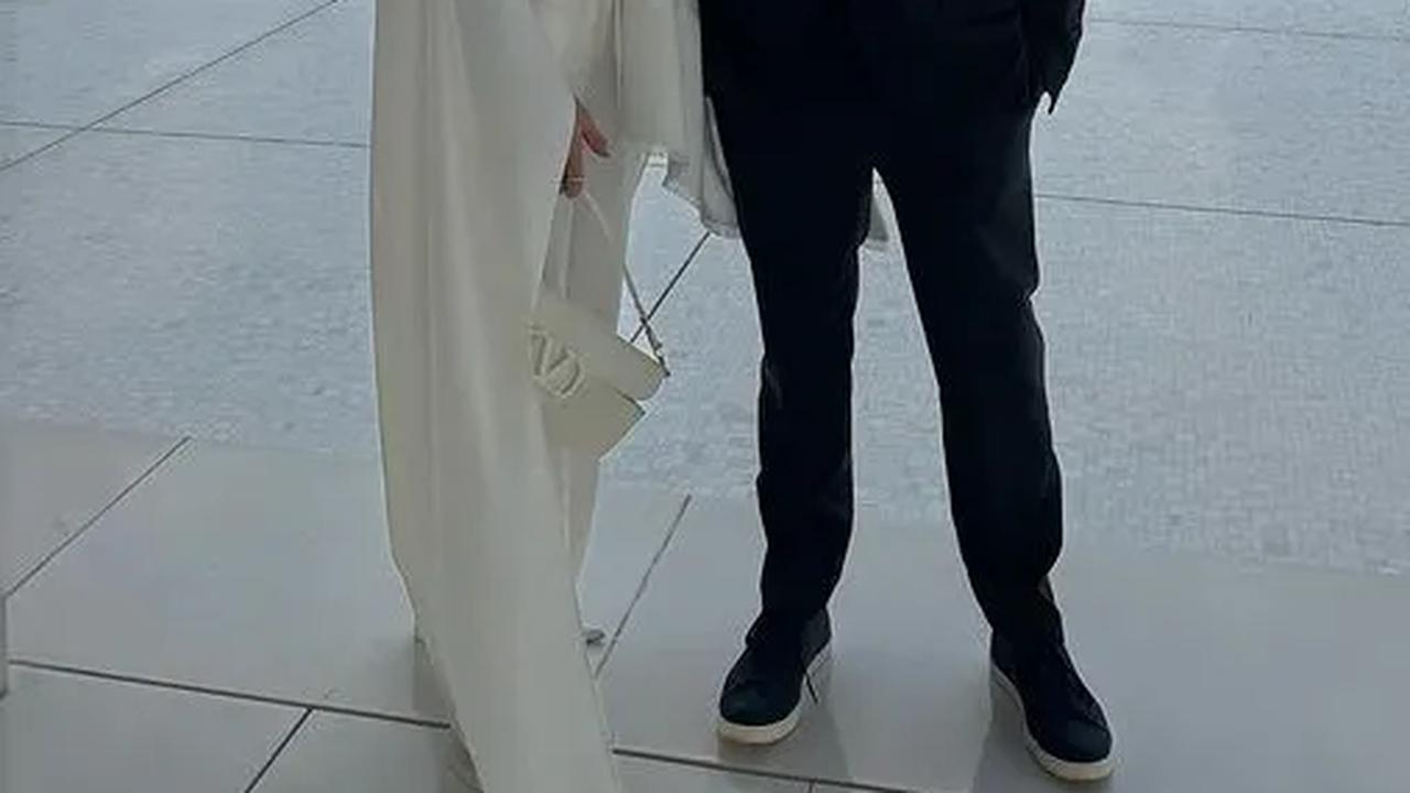 Aktor Hollywood Jason Statham Pose di Masjid Sheikh Zayed Abu Dhabi, Langsung Ramai Disorot