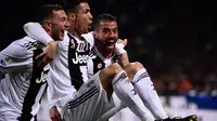 Bintang Juventus, Cristiano Ronaldo, mengenakan sepatu baru saat mencetak gol ke gawang Inter Milan di Giuseppe Meazza, Minggu (28/4/2019) dini hari WIB. (Marco Bertorello/ AFP)