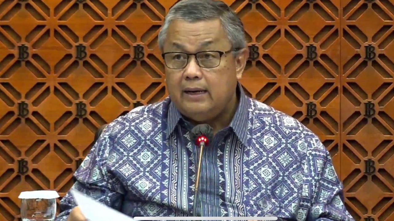 Gubernur Bank Indonesia (BI) Perry Warjiyo memastikan, transaksi usaha mikro (UMI) di bawah Rp100.000 tidak akan kena biaya layanan QRIS.
