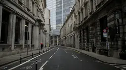 Seseorang berjalan dengan payung saat hujan ringan pagi pertama penerapan lockdown nasional ketiga di Kota London, Inggris, 5 Januari 2021. Penerapan lockdown nasional ketiga di Inggris berlangsung selama enam minggu. (AP Photo/Matt Dunham)