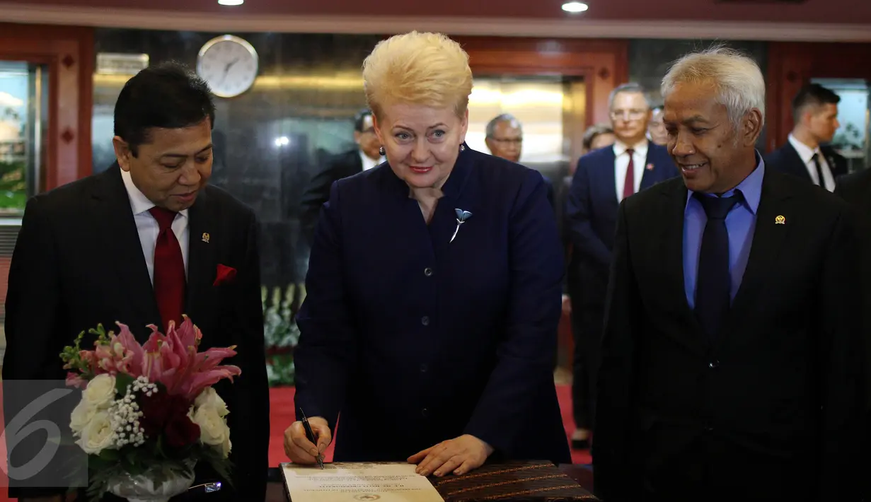 Presiden Lithuania, Dalia Grybauskaitė mengisi buku tamu saat berkunjung ke Gedung MPR/DPR RI, Rabu (17/5). Kunjungan Presiden Lithuania memiliki arti penting bagi penguatan hubungan bilateral Indonesia - Lithuania. (Liputan6.com/Johan Tallo)