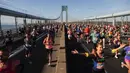 Para pelari melewati Jembatan Verrazzano-Narrows saat New York Marathon 2025 pada Minggu (02/11/2025) waktu setempat. (AP Photo/Heather Khalifa)