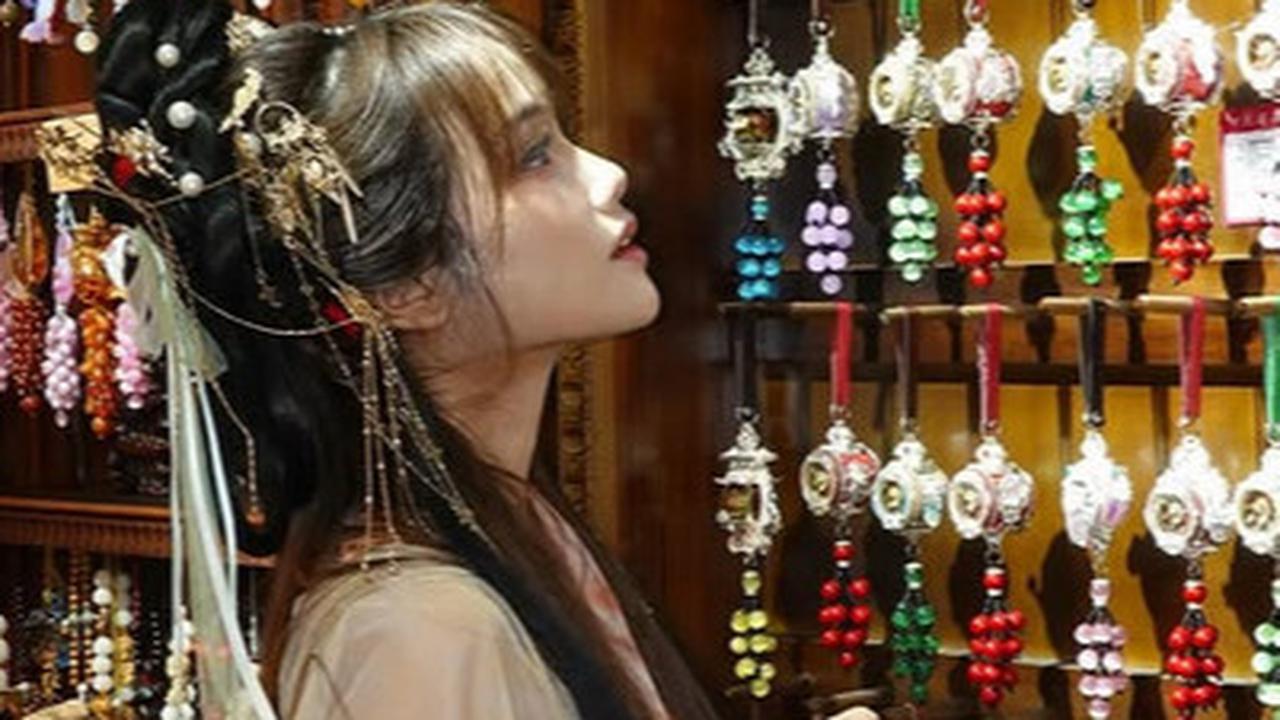 5 Potret Cantik Fuji Pakai Hanfu di China, Anggun Bak Putri Negeri Dongeng