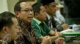 Djan Faridz memberikan keterangan pers terkait pemecatan Lulung di Kantor DPP PPP, Jakarta, Senin (13/3). PPP resmi memecat Ketua DPW PPP DKI Abraham Lunggana (Lulung) karena melanggar AD/ART partai. (Liputan6.com/Faizal Fanani)