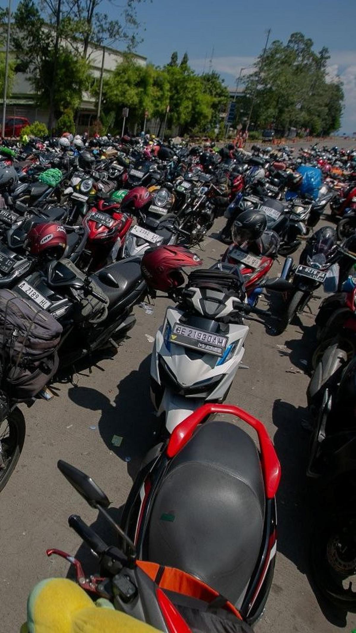 Sengatan panas matahari membuat pemudik memilih meninggalkan motor untuk berteduh. Foto: liputan6.com / Angga Yuniar