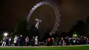 Warga antre untuk memberikan penghormatan kepada mendiang Ratu Elizabeth II dekat London Eye di South Bank, London, Inggris, 15 September 2022. Antrean panjang mereka yang akan memberikan penghormatan membentang melalui pusat Kota London. (Victoria Jones/PA via AP)