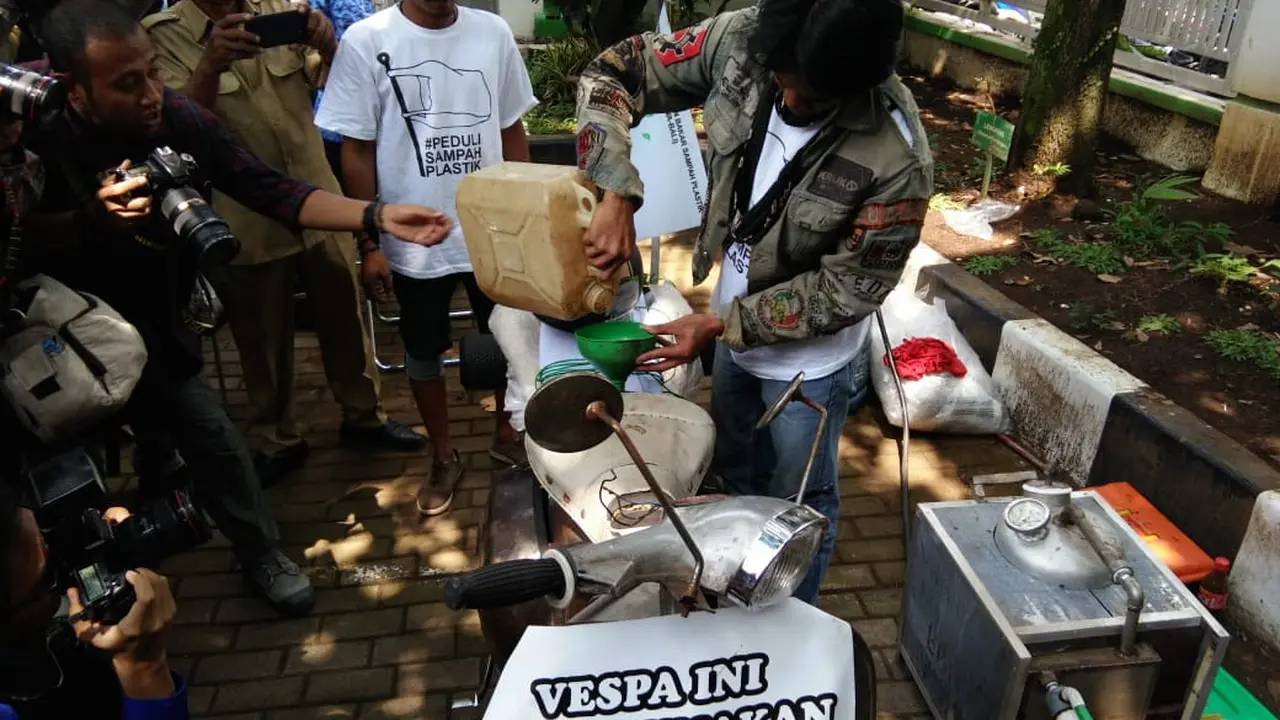 Dimas Bagus Wijanarko (42) memasukkan bahan bakar hasil pembakaran sampah