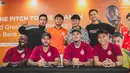 Sesi foto bersama pemain Persija Jakarta dengan Jakmania dalam acara meet & greet di Kantor Pusat Bank Jakarta, Jakarta Pusat pada Rabu (18/2/2025). (Bola.com/Nur Iman Ali)