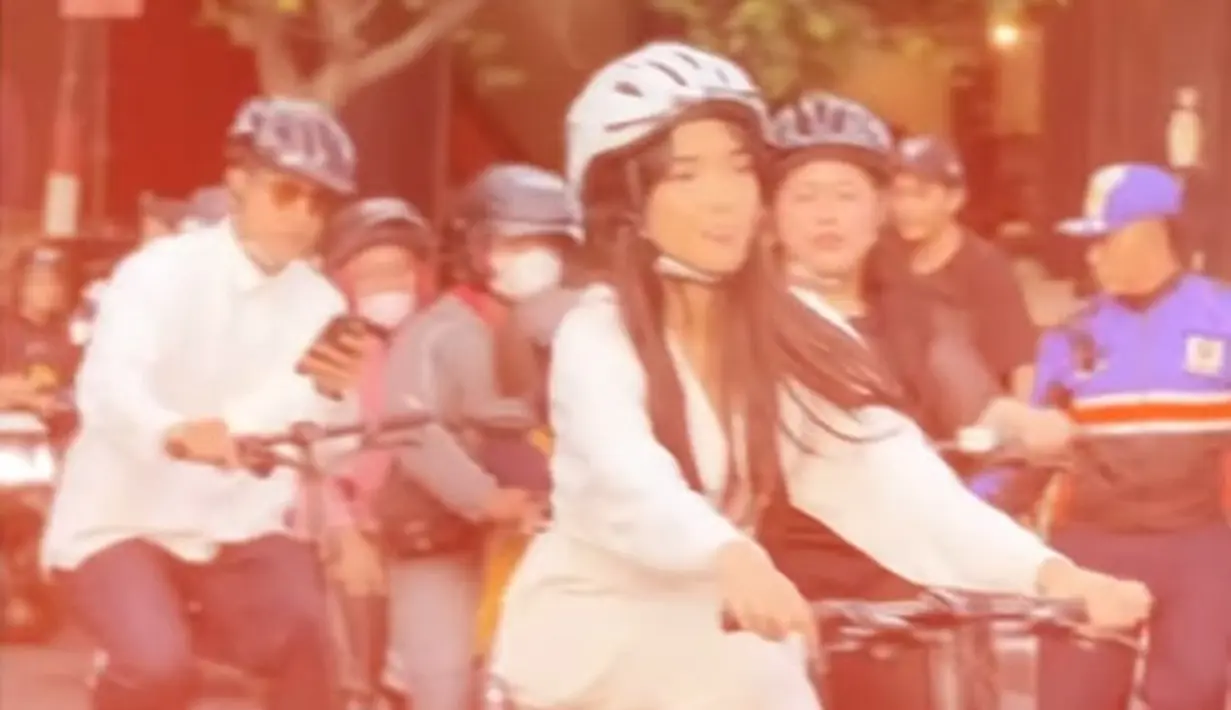 Yang terbaru, Fuji terlihat sedang berada di Malang bersama Puan Maharani. [Foto: Instagram/fuji_an]