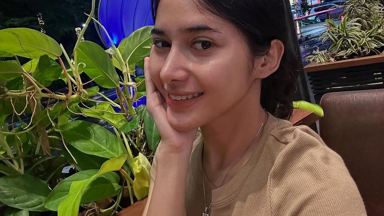 Dikenal sebagai Tiktoker yang Selalu Tampil Cantik dengan Outfit dan Makeup Simple, Intip Potret Dilan Janiyar saat Selfie
