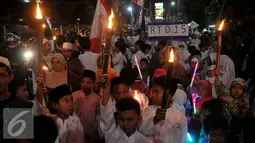 Warga membawa obor saat pawai di kawasan Buncit Raya, Jakarta, Selasa (13/10/2015). Pawai ini dalam rangka menyambut tahun baru 1 Muharram 1437 Hijriah pada Rabu 14 oktober 2015. (Liputan6.com/Johan Tallo)