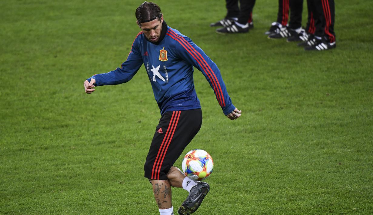 Bek Spanyol, Sergio Ramos menjugling bola saat mengikuti latihan tim di Solna, Swedia (14/10/2019). Spanyol akan bertanding melawan Swedia pada Grup F Kualifikasi Piala Eropa 2020 di Stadion Friends Arena. (AFP Photo/Jonathan Nackstrand)
