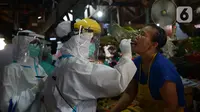 Petugas medis Kecamatan Gambir melakukan tes swab terhadap pedagang Pasar Thomas, Jakarta, Rabu (17/6/2020). Tes swab dilakukan untuk memutus rantai penularan virus corona COVID-19. (merdeka.com/Imam Buhori)