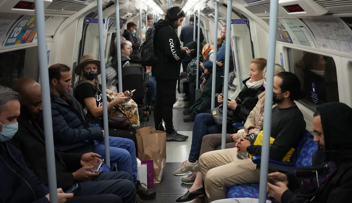 Orang-orang bepergian dengan kereta bawah tanah London di Jubilee Line, Rabu (20/10/2021). Eropa menjadi satu-satunya wilayah di dunia dengan kenaikan kasus COVID-19 di mana Inggris, Rusia dan Turki menyumbang kasus terbanyak di Eropa. (AP Photo/Matt Dunham)