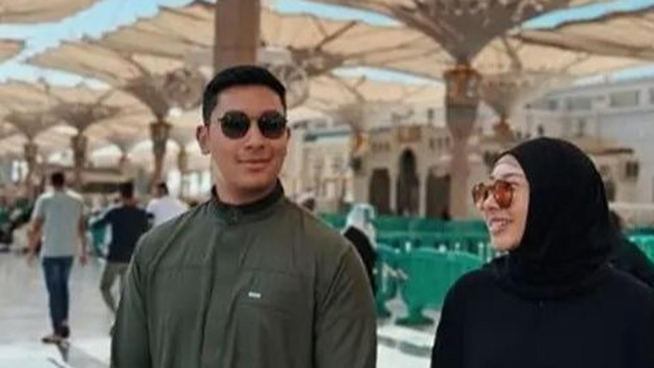 Selain bersama ayahnya, Darma juga menjalankan ibadah umrah bersama adiknya, Gayanti Hutami, yang terlihat menggunakan hijab dan busana serba hitam.