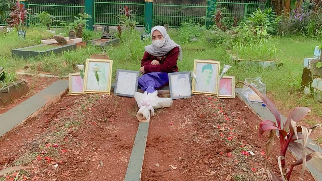 Siska Pengasuh Gala Sky untuk Pertama Kalinya Kunjungi Makam Vanessa Angel dan BIbi Andriansyah. (instagram.com/siska09___)