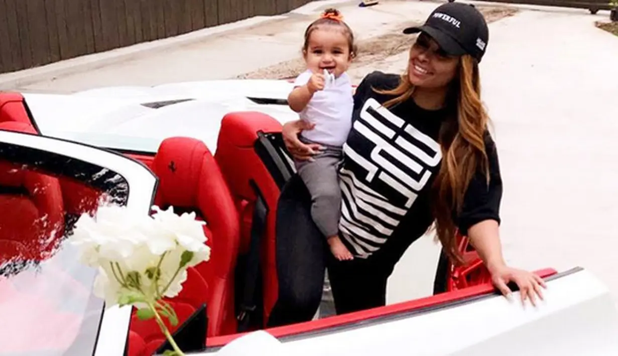 “Kamu terlihat sangat bahagia sayang,” tulis Rob Kardashian yang memberikan hadiah mobil mainan untuk anaknya, Dream. (Instagram/blacchyna)