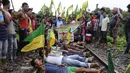 Ratusan pengunjuk rasa dari Front Rakyat Pribumi Tripura (IPFT) melakukan pemblokiran jalur rel kereta api saat menggelar demo di Khamtingbari di dekat perbatasan Agartala, India, Senin (10/7). (AFP Photo/ Arindam Dey)