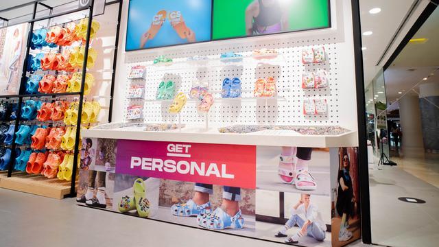 Cara Seru Personalisasi Alas Kaki dengan Aksesori Menarik