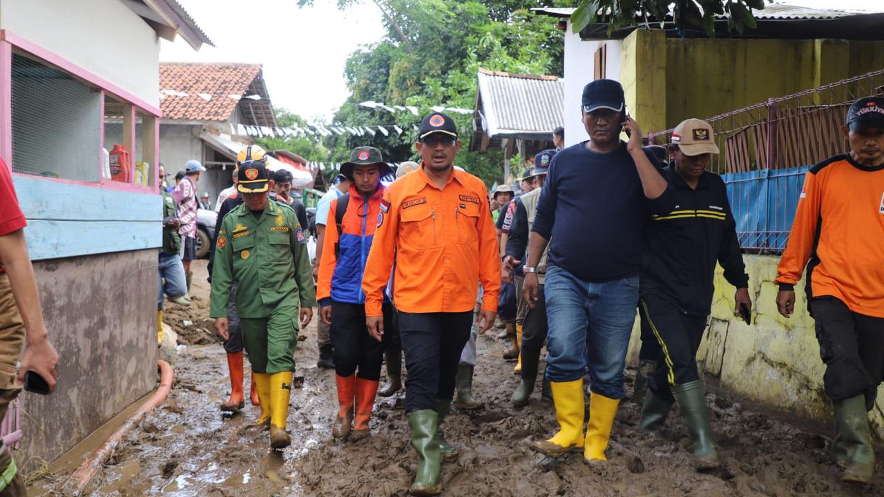 Wabup Garut Helmi Budiman saat meninjau kawasan terdampak banjir bandang di Kecamatan Pameungpeuk, Garut. (Liputan6.com/Jayadi Supriadin)