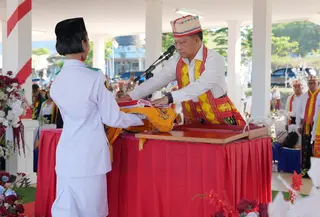 Menteri Dalam Negeri (Mendagri) Muhammad Tito Karnavian memimpin Upacara Hari Ulang Tahun (HUT) ke-81 Kemerdekaan Republik Indonesia (RI) di Lapangan Natas Lehong, Kabupaten Manggarai Timur, Nusa Tenggara Timur (NTT), Senin (17/8/2026).