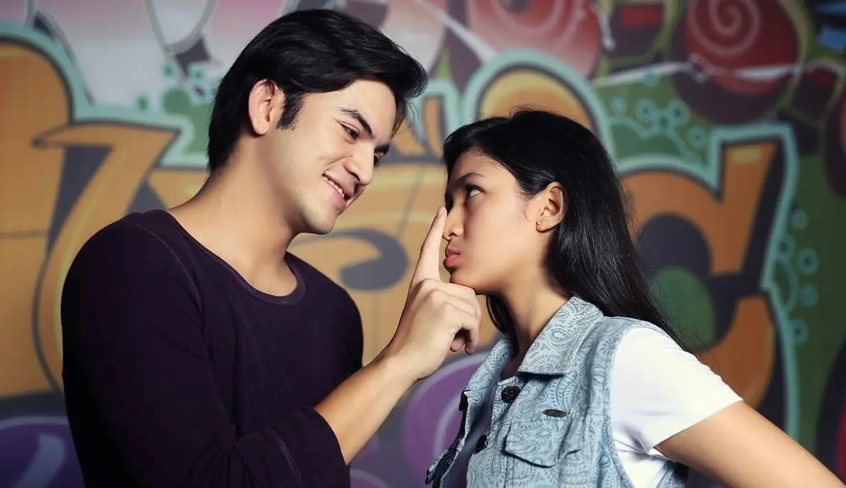 Lantaran keduanya  semakin terlihat dekat, tak jarang media yang tertarik mengulik kisah mereka. Dan foto ini merupakan saat keduanya melakukan sesi foto bersama. (Instagram/cutsyifaa)