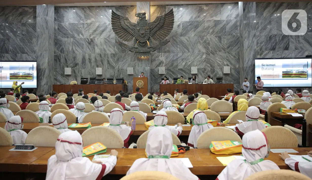 Puluhan siswa SDIT Cordova 1 dan 2 mengikuti kegiatan saat berkunjung ke kompleks Gedung DPR/MPR, Senayan, Jakarta, Senin (16/1/2023). Mengenal dunia politik sejak dini, merupakan tujuan utama kegiatan ini, selain itu para siswa juga dibekali informasi seputar tugas dan fungsi Lembaga MPR/DPR. (Liputan6.com/Faizal Fanani)