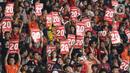 Suporter mengangkat nomor 20 saat menyaksikan laga perpisahan pemain Persija, Bambang Pamungkas pada Shopee Liga 1 Indonesia, SUGBK Jakarta, Selasa (17/12/2019). Laga melawan Persebaya menjadi pertandingan terakhir Bambang Pamungkas sebagai pesepakbola profesional. (Liputan6.com/Helmi Fithriansyah)