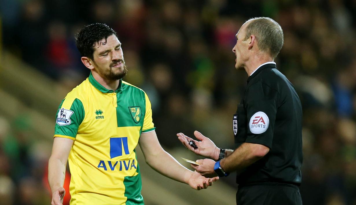  Pemain Norwich City, Graham Dorrans menerima kartu kuning dari wasit Mike Dean saat timnya melawan Manchester City pada Babak ketiga Piala FA di Stadion Carrow Road, Norwich, Sabtu (9/1/2016).  (Reuters/Alex Morton)