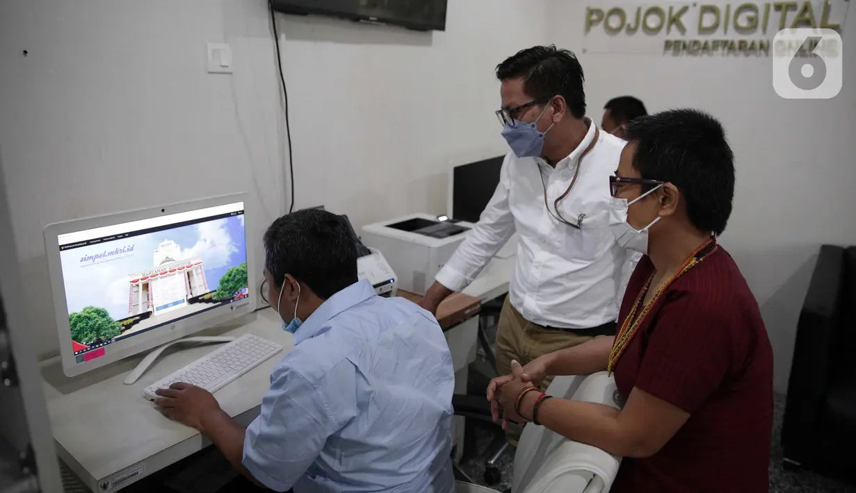 Aliansi Rakyat Gugat Pemindahan Ibu Kota Negara saat mengajukan berkas uji materi UU IKN ke Mahkamah Konstitusi, Jakarta, Jumat (1/4/2022). UU IKN dianggap mengabaikan pertimbangan yang disampaikan rakyat dan akademisi. (Liputan6.com/Faizal Fanani)